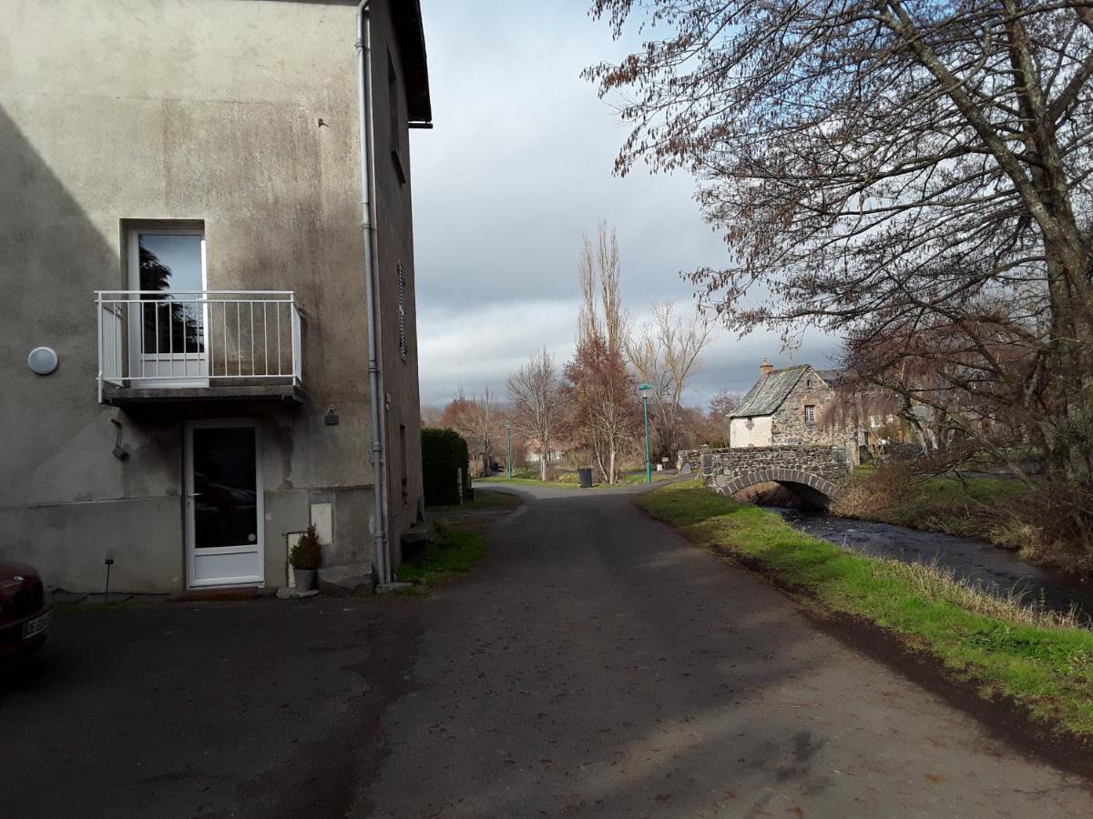 Ferienwohnung Le Petit Nid Saint-Bonnet-pres-Orcival Exterior foto
